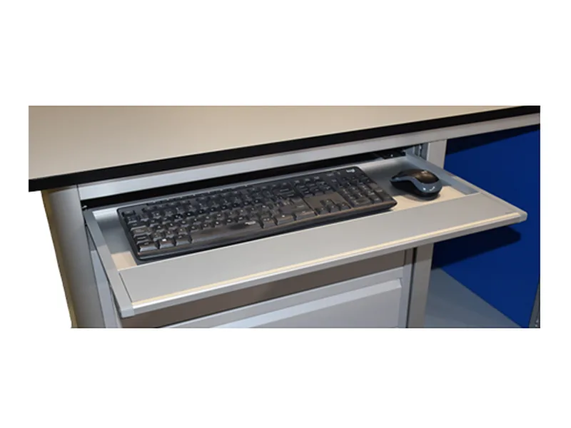 Tastaturauszug mit Tastatur und Maus unter der Arbeitsplatte